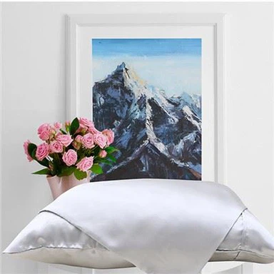 Harmaa satiininen tyynyliina